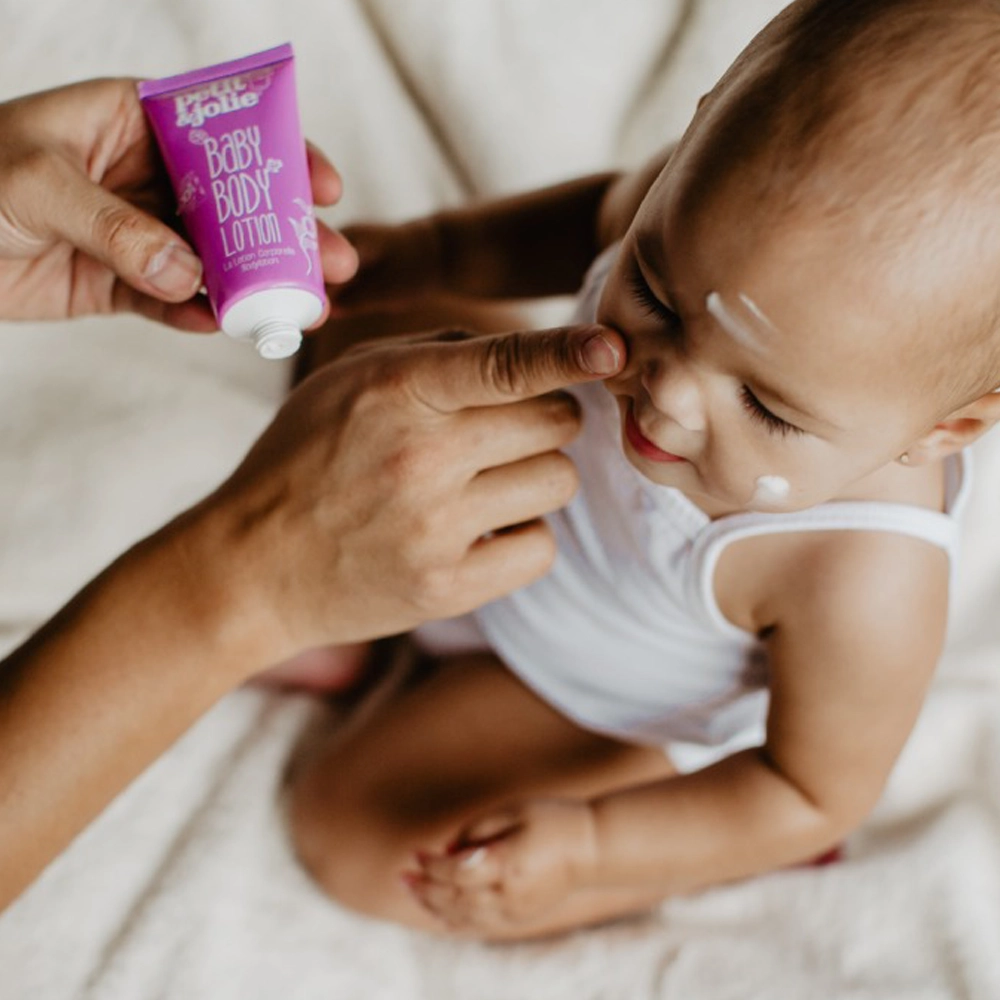 Hydraterende Petit&Jolie lotion voor het verzorgen van droge en gevoelige huid van baby’s
