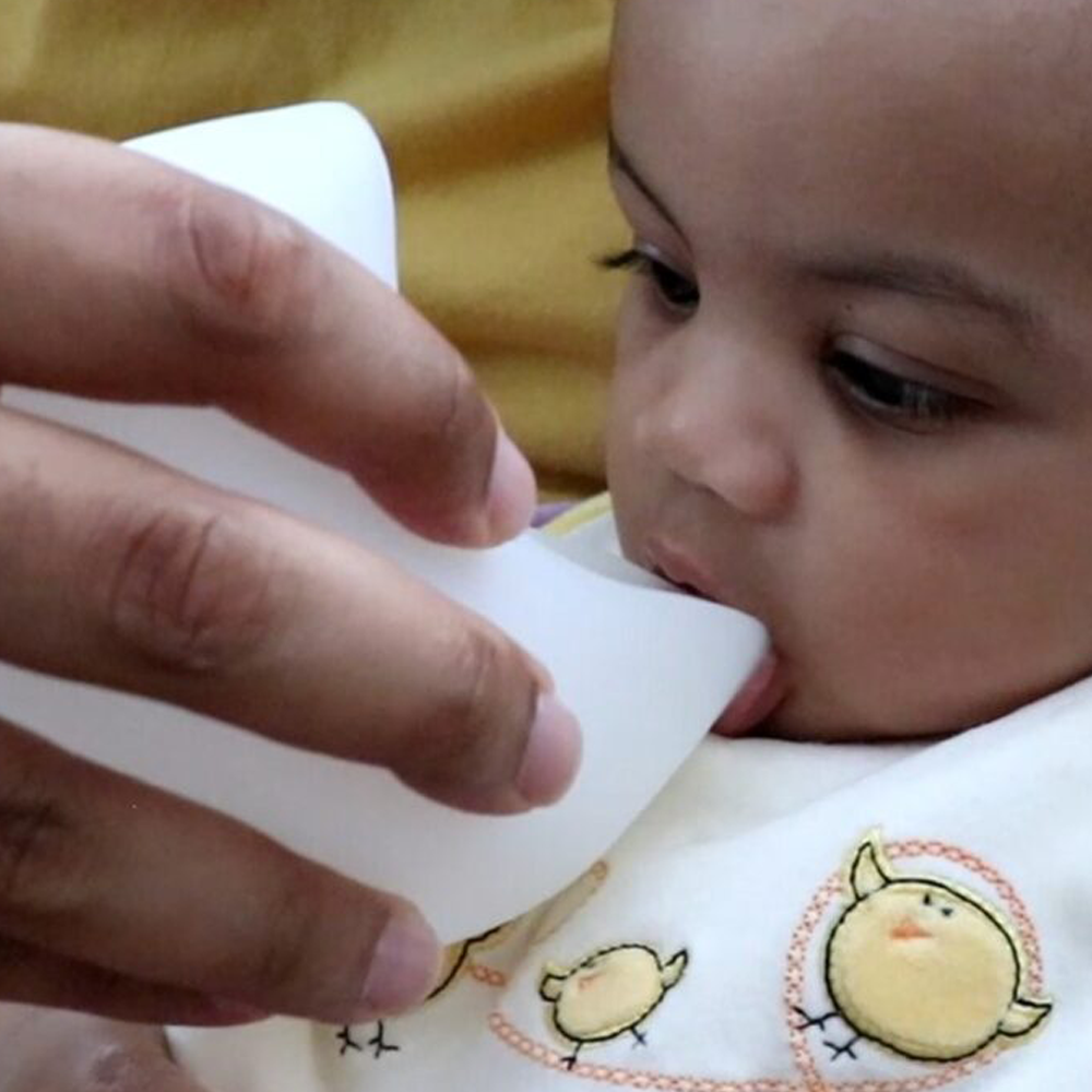Ardo kindestcup opvangbakje baby drinkt eruit
